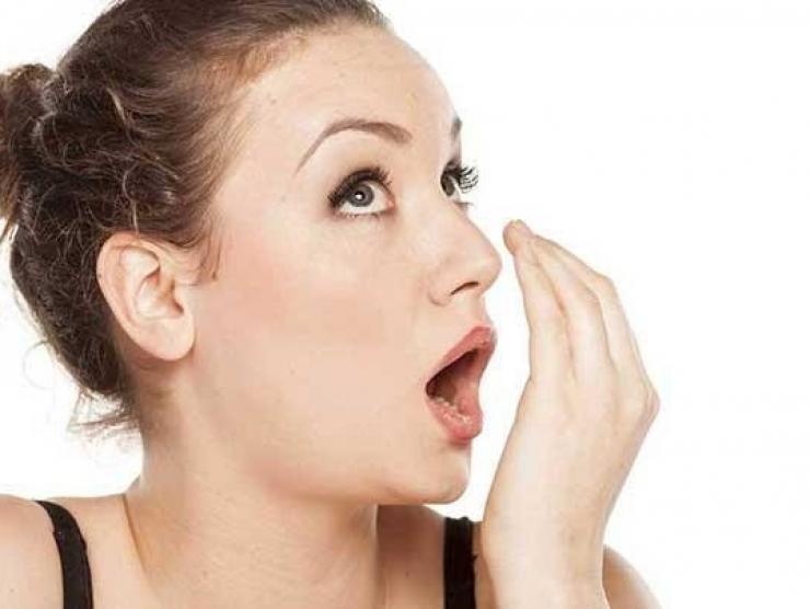Lý do bọc răng sứ khiến bạn bị hôi miệng