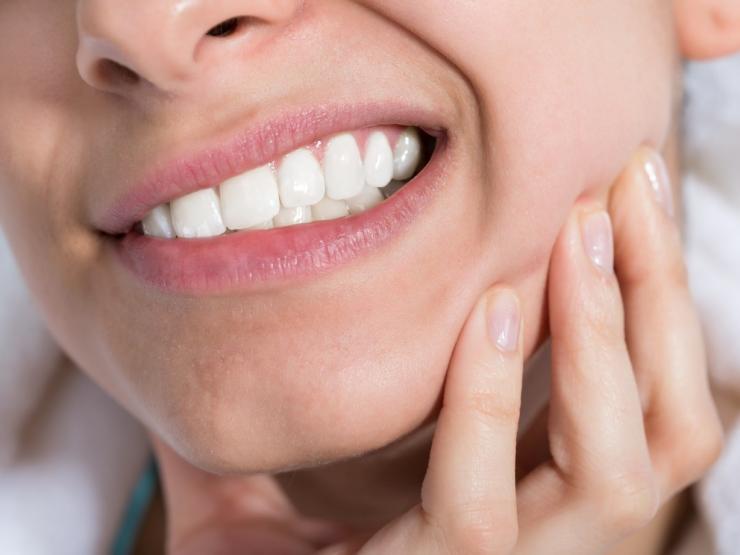 Những lý do khiến răng bị ê buốt sau khi bọc răng sứ
